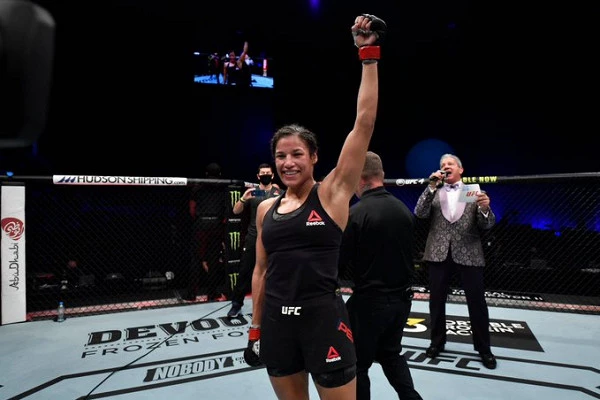Пенья задушила Сару в бою UFC 257